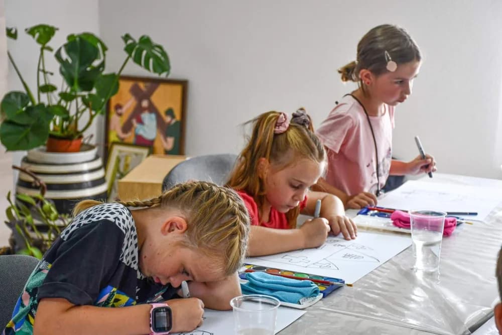 25 mališana na duhovno-likovnoj radionici za djecu u sklopu Duhovnog tjedna u Kutjevu