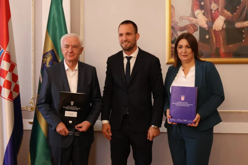Vrijedne ugovore za financiranje različitih projekata ministar Šime Erlić uručio županici Antoniji Jozić i gradonačelniku Željku Glaviću