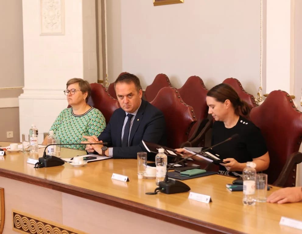 Vrijedne ugovore za financiranje različitih projekata ministar Šime Erlić uručio županici Antoniji Jozić i gradonačelniku Željku Glaviću