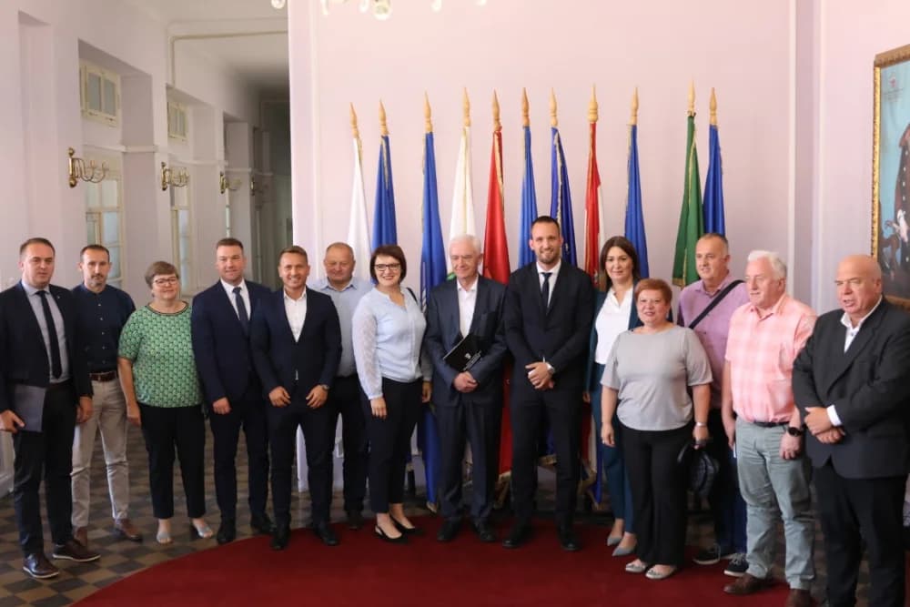 Vrijedne ugovore za financiranje različitih projekata ministar Šime Erlić uručio županici Antoniji Jozić i gradonačelniku Željku Glaviću