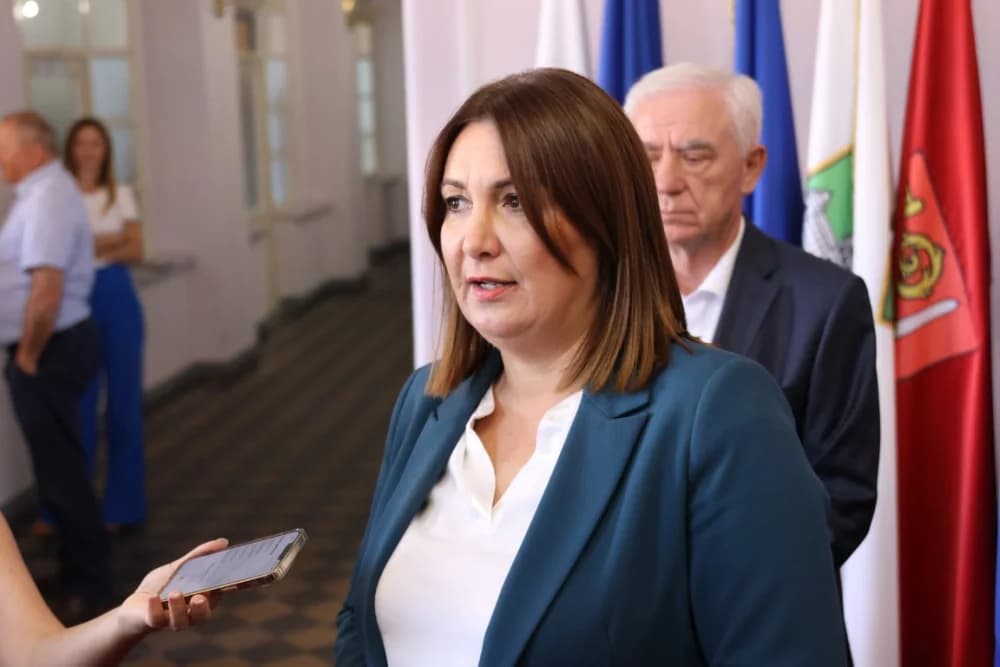 Vrijedne ugovore za financiranje različitih projekata ministar Šime Erlić uručio županici Antoniji Jozić i gradonačelniku Željku Glaviću