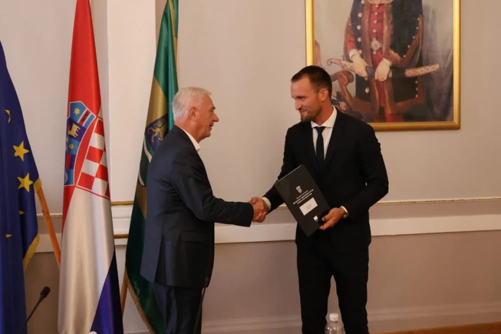 Vrijedne ugovore za financiranje različitih projekata ministar Šime Erlić uručio županici Antoniji Jozić i gradonačelniku Željku Glaviću