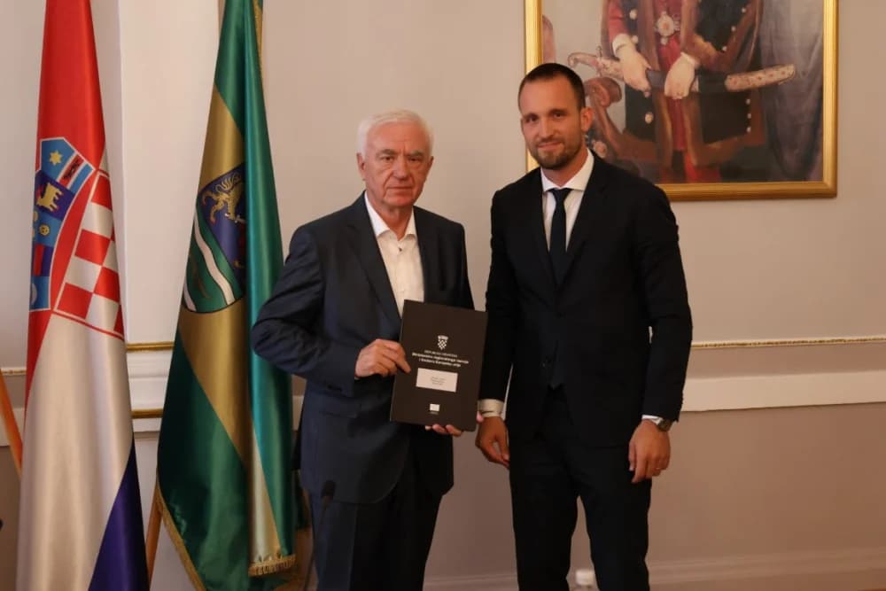 Vrijedne ugovore za financiranje različitih projekata ministar Šime Erlić uručio županici Antoniji Jozić i gradonačelniku Željku Glaviću