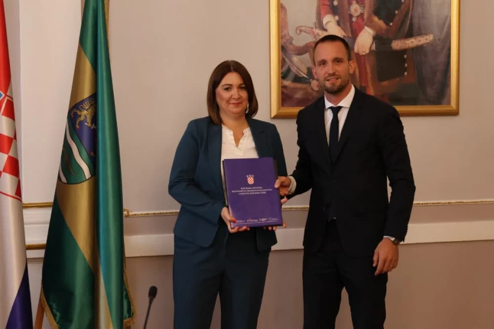 Vrijedne ugovore za financiranje različitih projekata ministar Šime Erlić uručio županici Antoniji Jozić i gradonačelniku Željku Glaviću