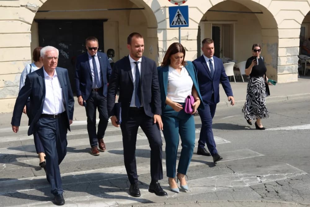 Vrijedne ugovore za financiranje različitih projekata ministar Šime Erlić uručio županici Antoniji Jozić i gradonačelniku Željku Glaviću