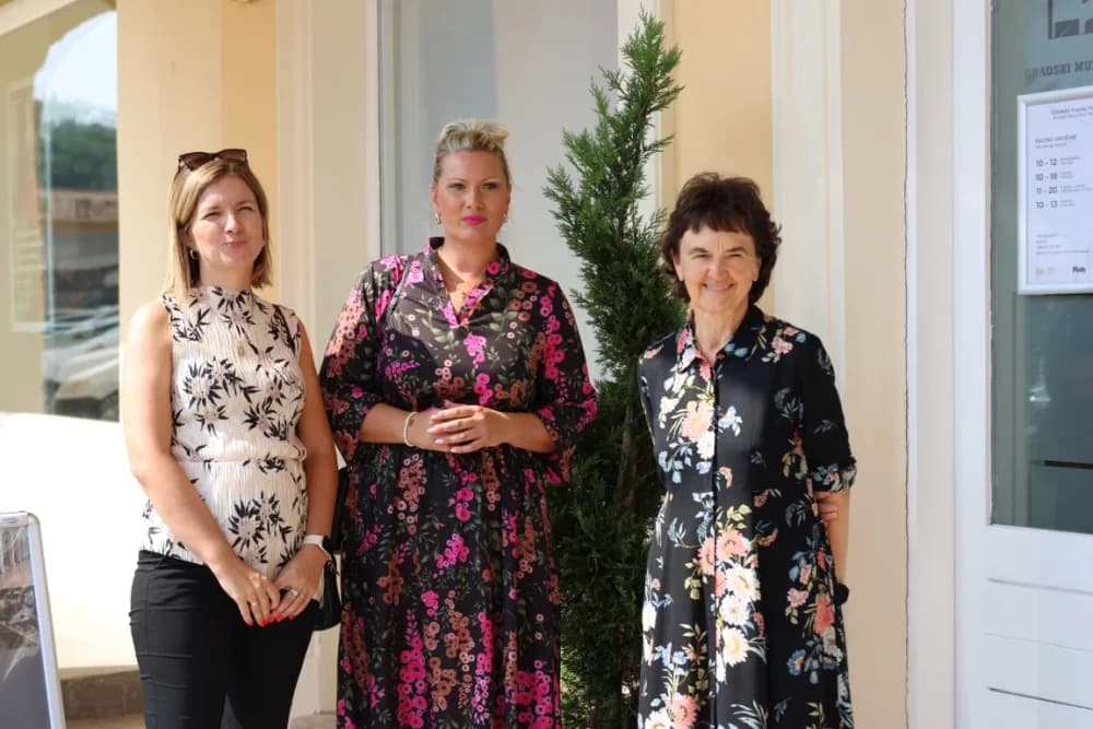 Vrijedne ugovore za financiranje različitih projekata ministar Šime Erlić uručio županici Antoniji Jozić i gradonačelniku Željku Glaviću