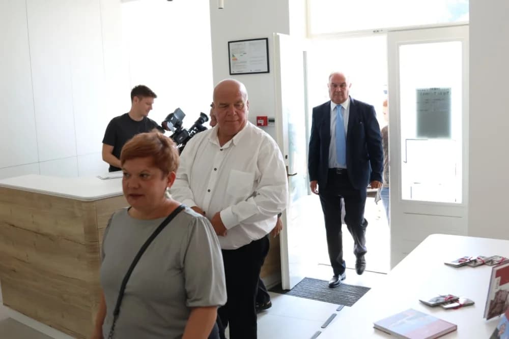 Vrijedne ugovore za financiranje različitih projekata ministar Šime Erlić uručio županici Antoniji Jozić i gradonačelniku Željku Glaviću
