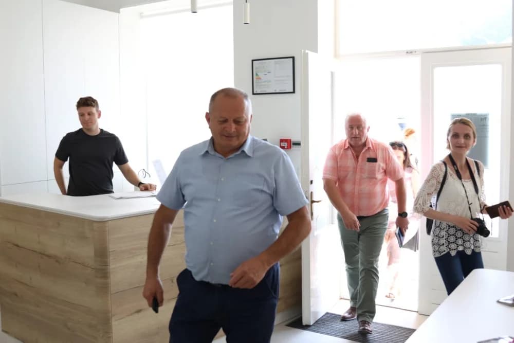Vrijedne ugovore za financiranje različitih projekata ministar Šime Erlić uručio županici Antoniji Jozić i gradonačelniku Željku Glaviću