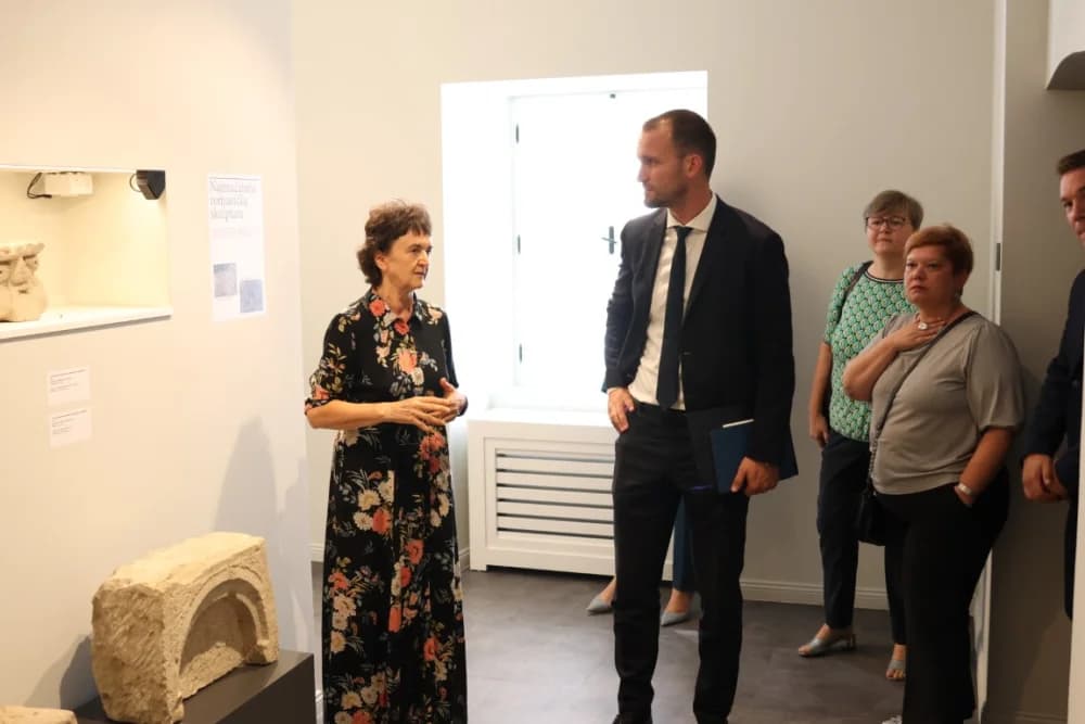 Vrijedne ugovore za financiranje različitih projekata ministar Šime Erlić uručio županici Antoniji Jozić i gradonačelniku Željku Glaviću