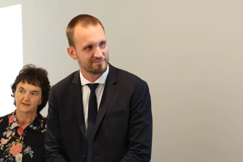 Vrijedne ugovore za financiranje različitih projekata ministar Šime Erlić uručio županici Antoniji Jozić i gradonačelniku Željku Glaviću