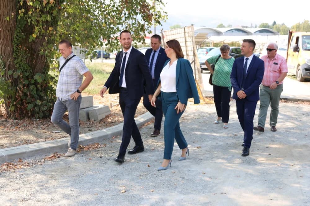 Vrijedne ugovore za financiranje različitih projekata ministar Šime Erlić uručio županici Antoniji Jozić i gradonačelniku Željku Glaviću