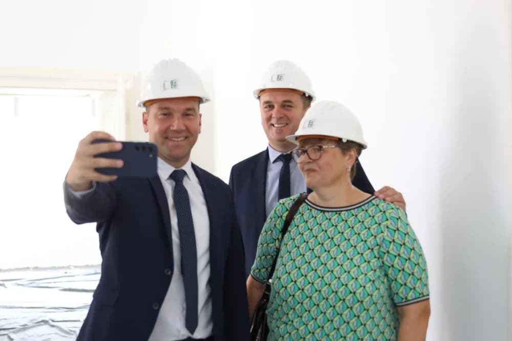 Vrijedne ugovore za financiranje različitih projekata ministar Šime Erlić uručio županici Antoniji Jozić i gradonačelniku Željku Glaviću