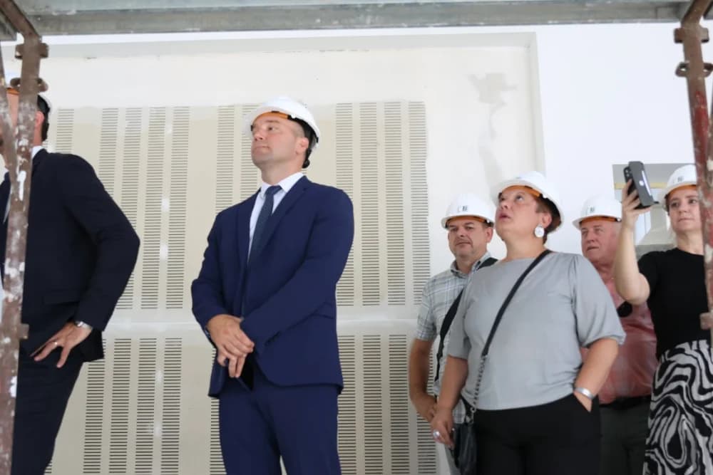 Vrijedne ugovore za financiranje različitih projekata ministar Šime Erlić uručio županici Antoniji Jozić i gradonačelniku Željku Glaviću