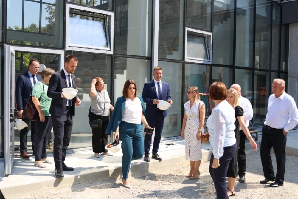 Vrijedne ugovore za financiranje različitih projekata ministar Šime Erlić uručio županici Antoniji Jozić i gradonačelniku Željku Glaviću