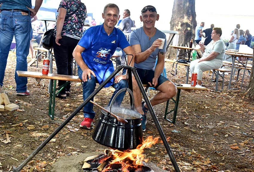 28. FIŠIJADA U POŽEGI: Čak 53 majstora iz četiri županije u parku kraj Orljave kuhala fiš paprikaš
