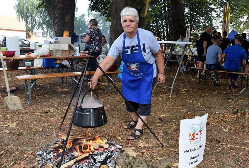 28. FIŠIJADA U POŽEGI: Čak 53 majstora iz četiri županije u parku kraj Orljave kuhala fiš paprikaš