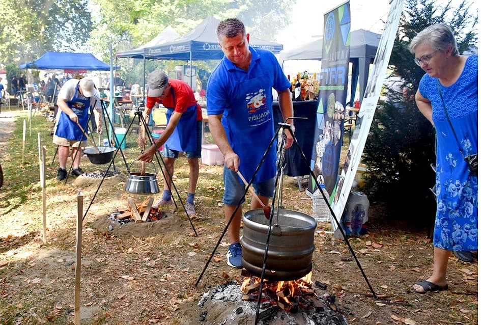 28. FIŠIJADA U POŽEGI: Čak 53 majstora iz četiri županije u parku kraj Orljave kuhala fiš paprikaš