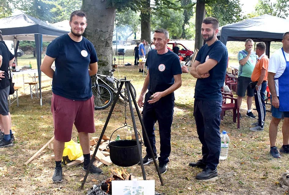 28. FIŠIJADA U POŽEGI: Čak 53 majstora iz četiri županije u parku kraj Orljave kuhala fiš paprikaš