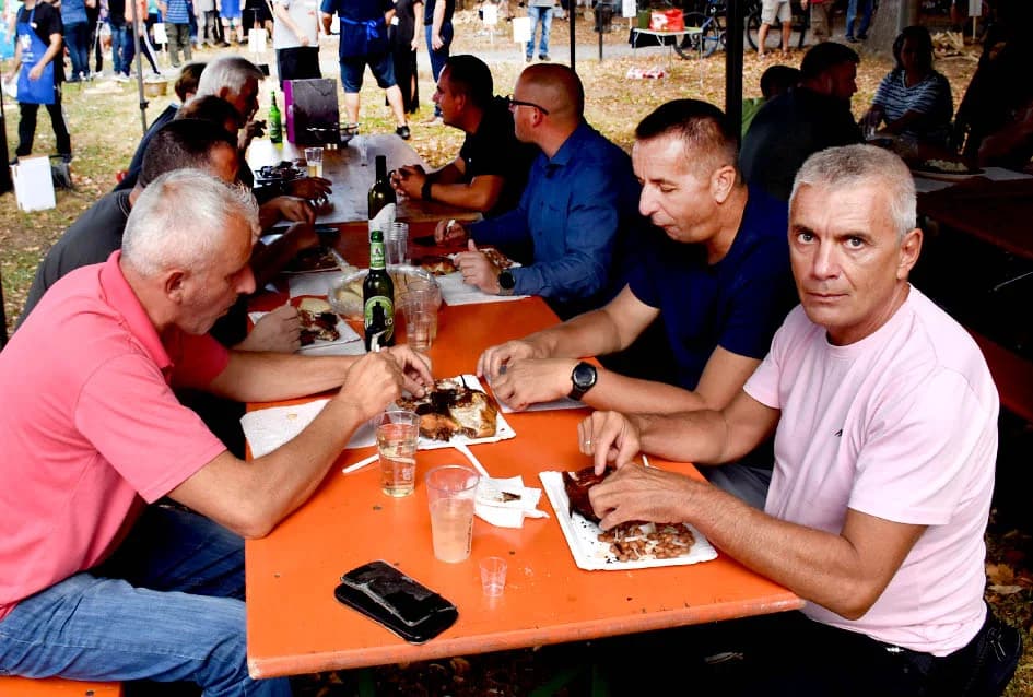 28. FIŠIJADA U POŽEGI: Čak 53 majstora iz četiri županije u parku kraj Orljave kuhala fiš paprikaš