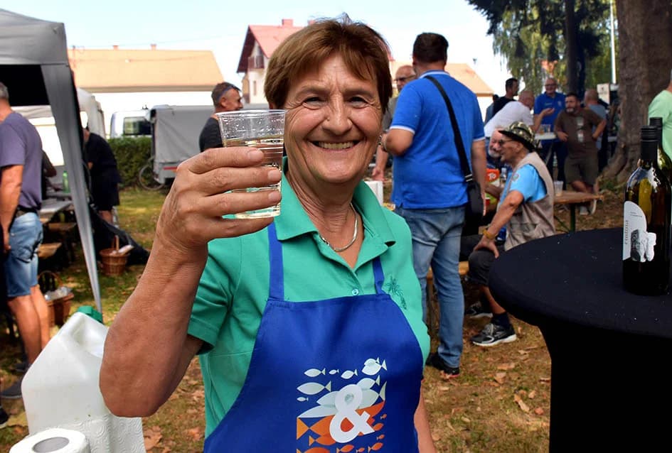 28. FIŠIJADA U POŽEGI: Čak 53 majstora iz četiri županije u parku kraj Orljave kuhala fiš paprikaš