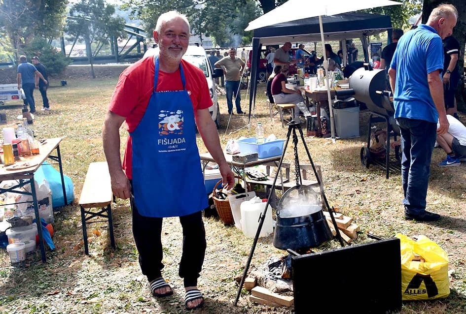 28. FIŠIJADA U POŽEGI: Čak 53 majstora iz četiri županije u parku kraj Orljave kuhala fiš paprikaš