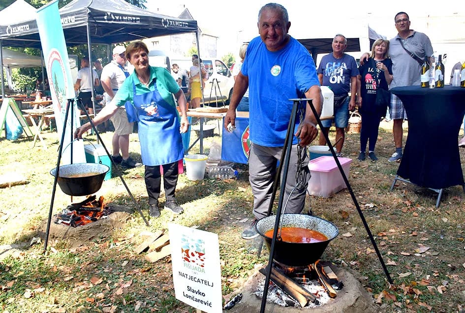 28. FIŠIJADA U POŽEGI: Čak 53 majstora iz četiri županije u parku kraj Orljave kuhala fiš paprikaš
