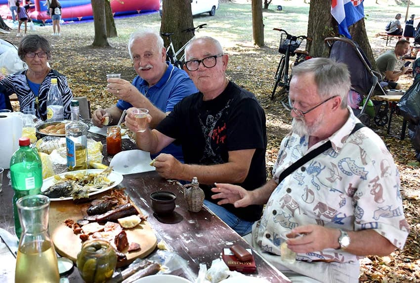 28. FIŠIJADA U POŽEGI: Čak 53 majstora iz četiri županije u parku kraj Orljave kuhala fiš paprikaš