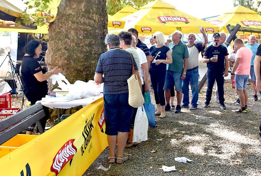 28. FIŠIJADA U POŽEGI: Čak 53 majstora iz četiri županije u parku kraj Orljave kuhala fiš paprikaš