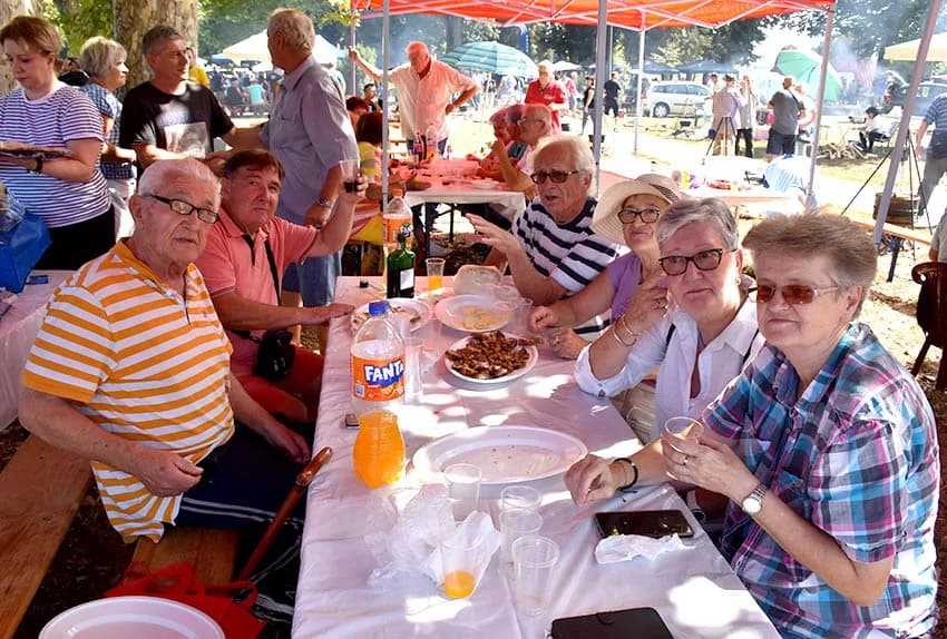 28. FIŠIJADA U POŽEGI: Čak 53 majstora iz četiri županije u parku kraj Orljave kuhala fiš paprikaš