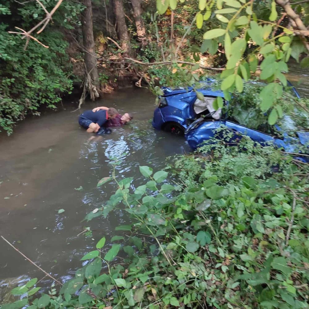 Autom sletio u Veličanku, ozlijeđene ostavio u vodi, a on pobjegao [FOTO]