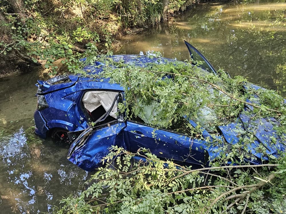 Autom sletio u Veličanku, ozlijeđene ostavio u vodi, a on pobjegao [FOTO]