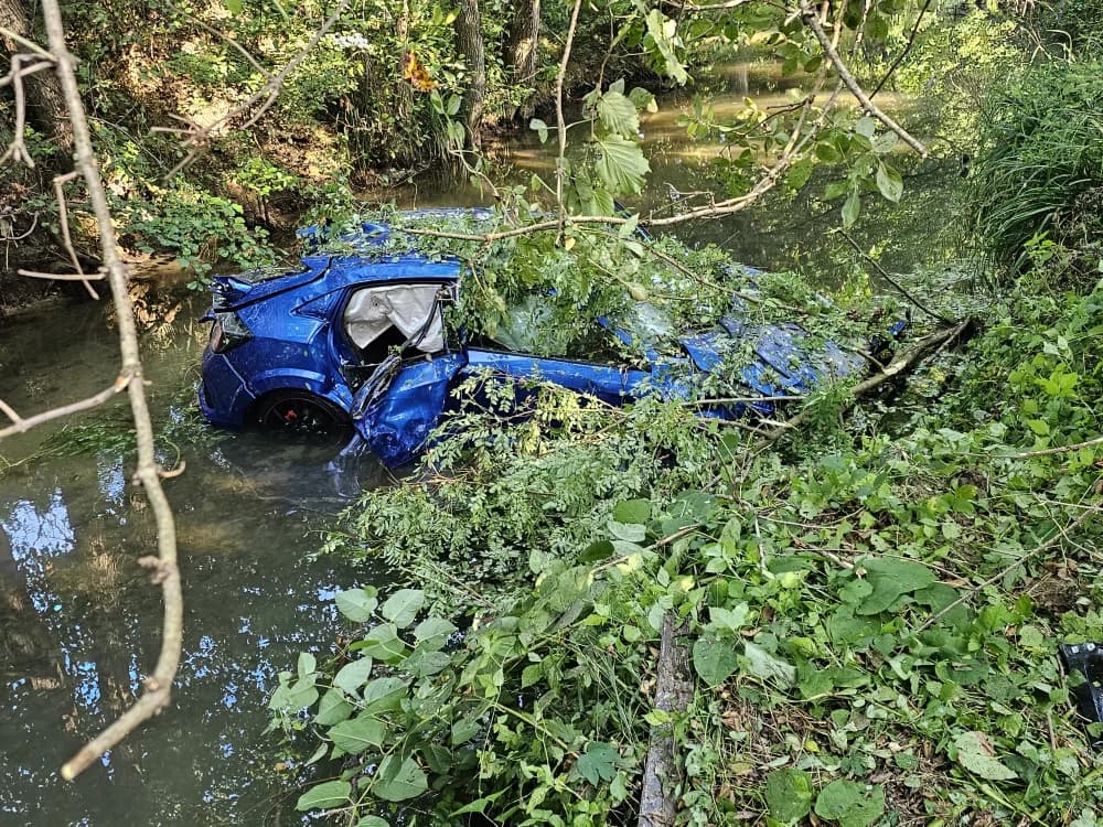 Autom sletio u Veličanku, ozlijeđene ostavio u vodi, a on pobjegao [FOTO]