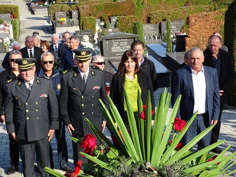 UOČI SVIH SVETIH – Položeni vijenci i zapaljene svijeće na groblju sv. Ilije u Požegi