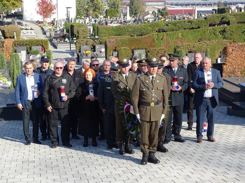 UOČI SVIH SVETIH – Položeni vijenci i zapaljene svijeće na groblju sv. Ilije u Požegi