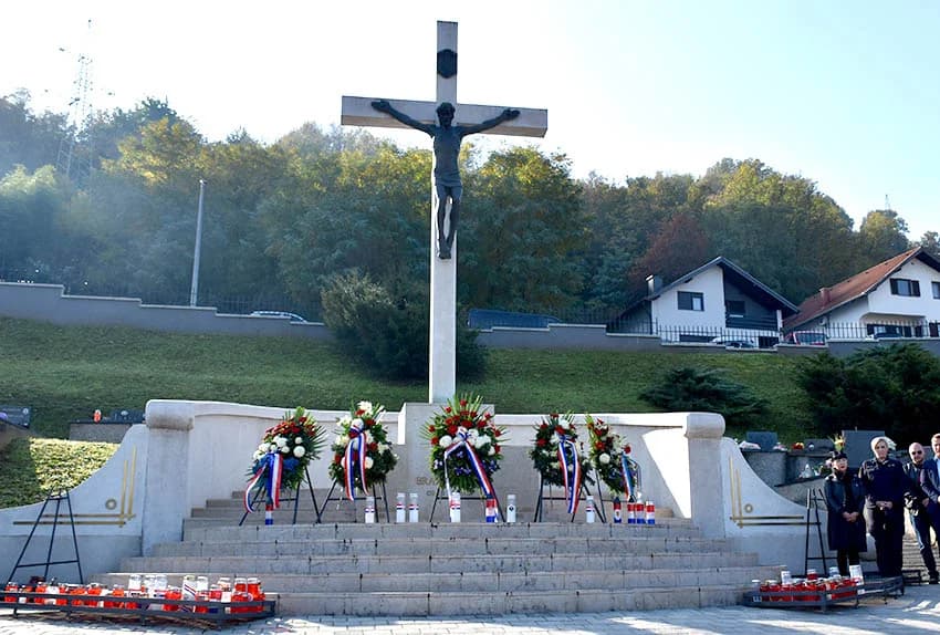 UOČI SVIH SVETIH – Položeni vijenci i zapaljene svijeće na groblju sv. Ilije u Požegi