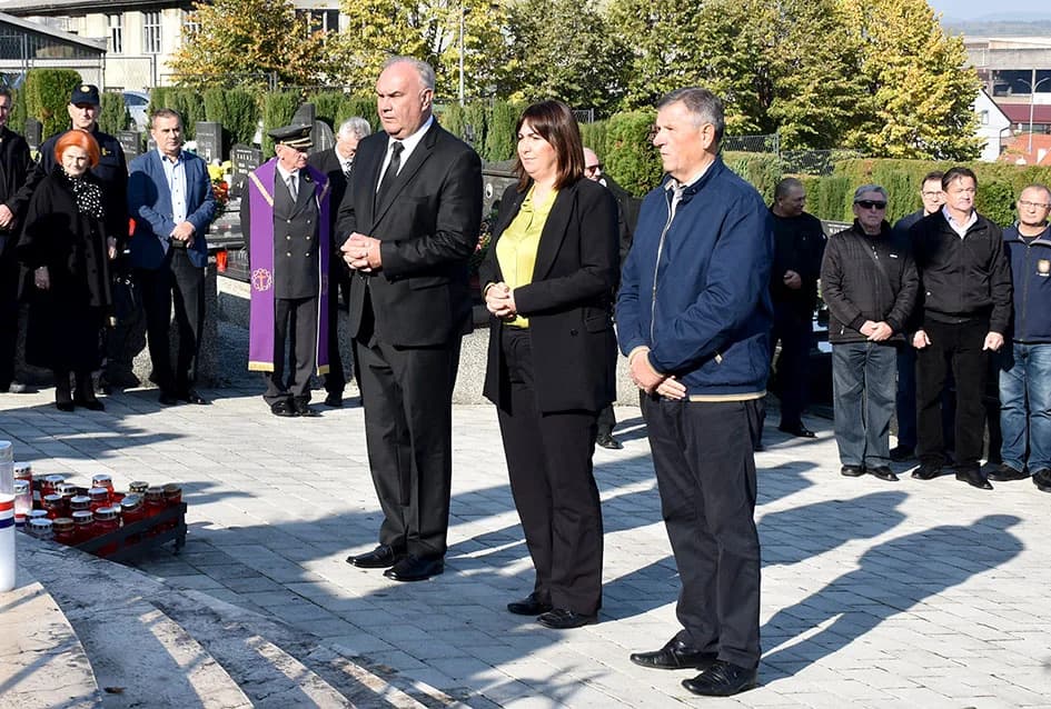 UOČI SVIH SVETIH – Položeni vijenci i zapaljene svijeće na groblju sv. Ilije u Požegi