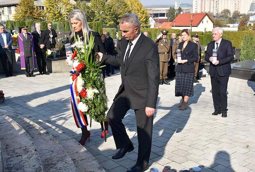 UOČI SVIH SVETIH – Položeni vijenci i zapaljene svijeće na groblju sv. Ilije u Požegi