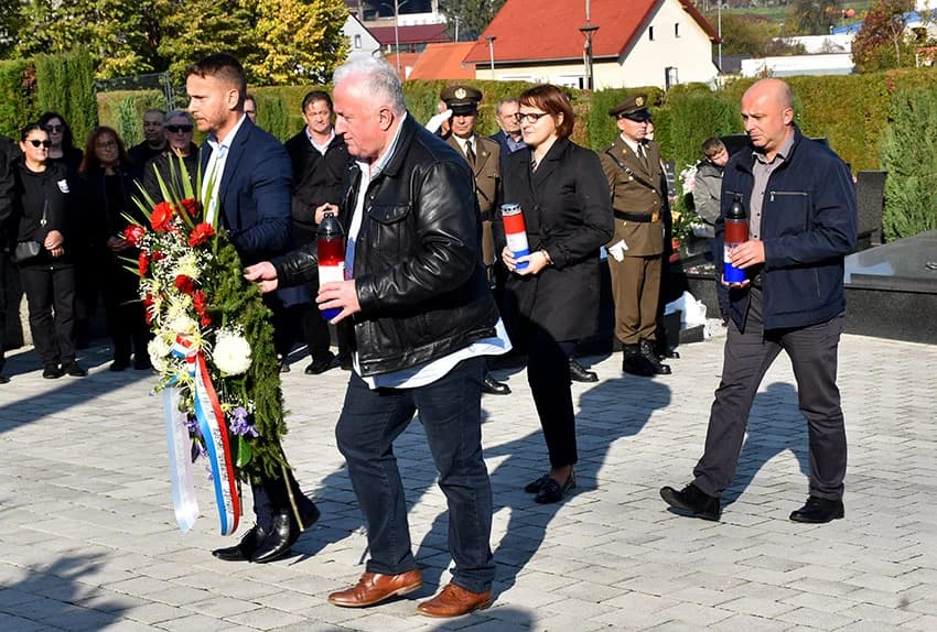 UOČI SVIH SVETIH – Položeni vijenci i zapaljene svijeće na groblju sv. Ilije u Požegi