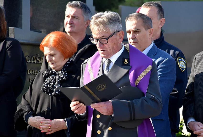 UOČI SVIH SVETIH – Položeni vijenci i zapaljene svijeće na groblju sv. Ilije u Požegi