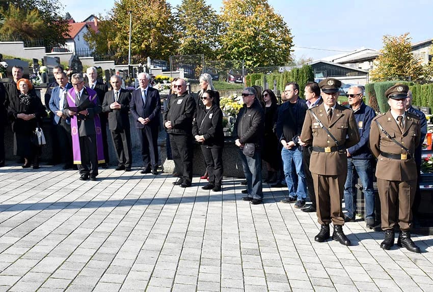 UOČI SVIH SVETIH – Položeni vijenci i zapaljene svijeće na groblju sv. Ilije u Požegi