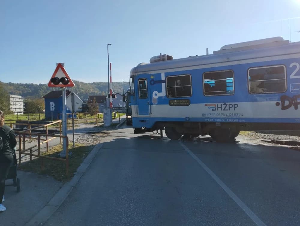 Vlak prolazi, a rampa podignuta