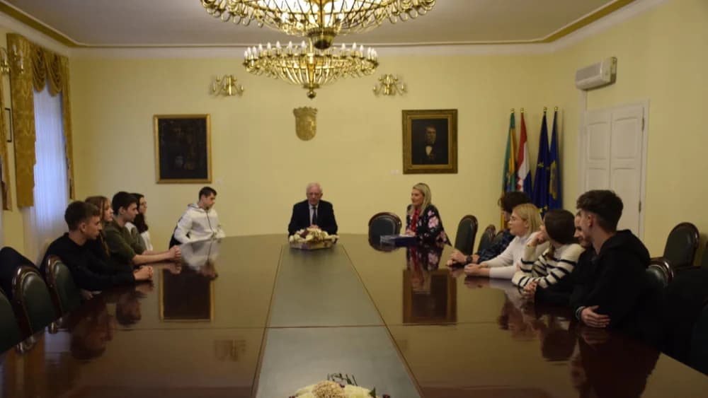 Gradonačelnik Željko Glavić svečano dodjelio učeničke stipendije Grada Požege