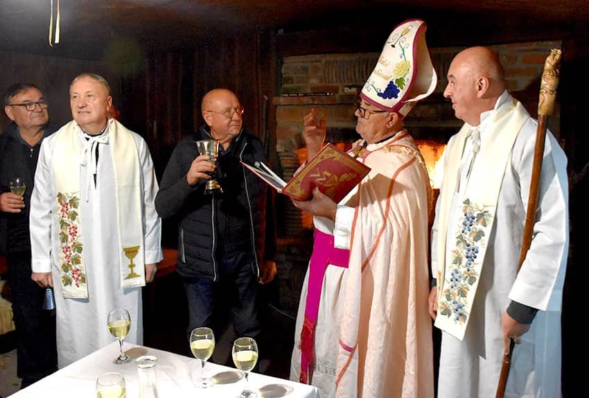 VINSKI KARDINAL VLADO BAUER ZAVRŠIO MARTINJSKI POHOD - Rekordni 16. obred krštenja vina u Matinom vinogradu