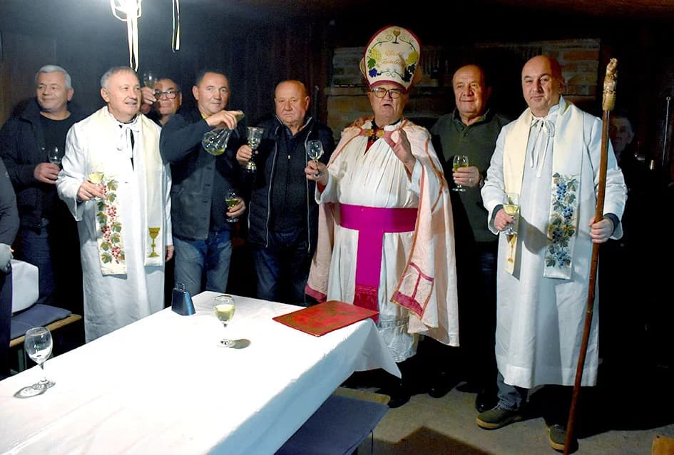 VINSKI KARDINAL VLADO BAUER ZAVRŠIO MARTINJSKI POHOD - Rekordni 16. obred krštenja vina u Matinom vinogradu