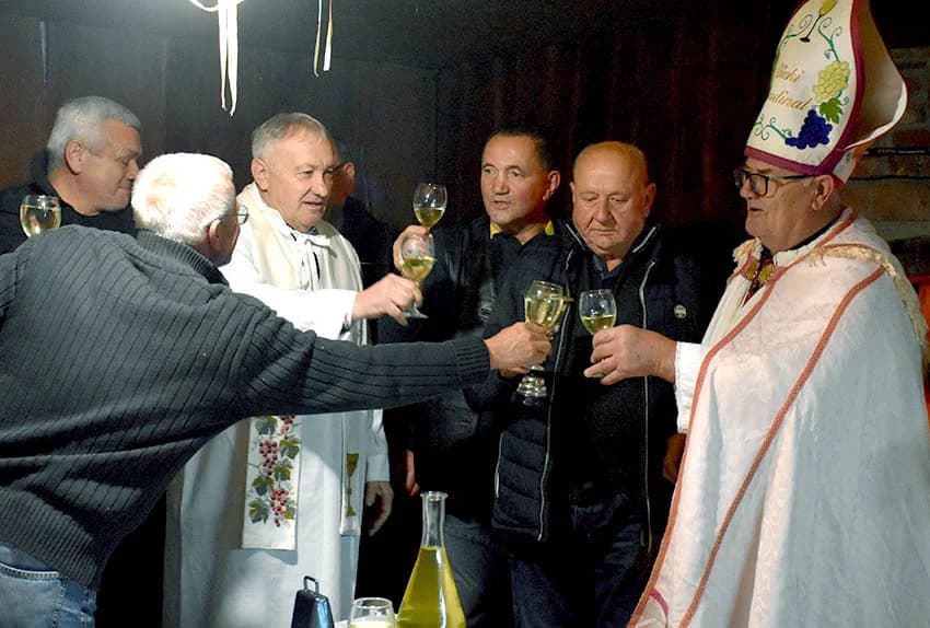 VINSKI KARDINAL VLADO BAUER ZAVRŠIO MARTINJSKI POHOD - Rekordni 16. obred krštenja vina u Matinom vinogradu
