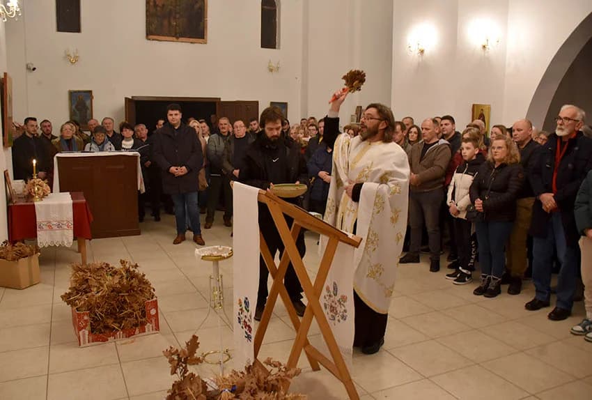PRAVOSLAVNI VJERNICI SLAVE BADNJE VEČER I BOŽIĆ: Zapaljen badnjak u hramu Svetog Georgija u Požegi