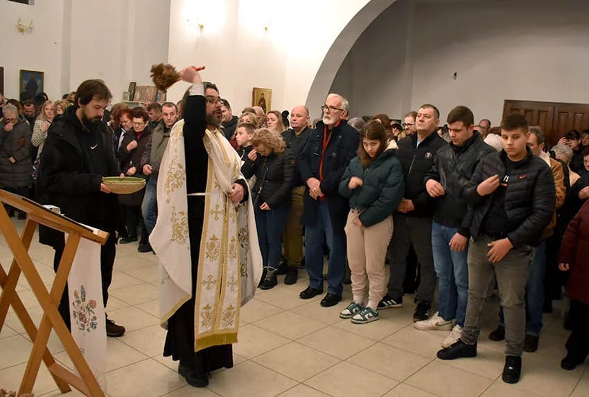 PRAVOSLAVNI VJERNICI SLAVE BADNJE VEČER I BOŽIĆ: Zapaljen badnjak u hramu Svetog Georgija u Požegi
