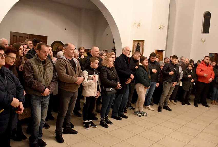 PRAVOSLAVNI VJERNICI SLAVE BADNJE VEČER I BOŽIĆ: Zapaljen badnjak u hramu Svetog Georgija u Požegi