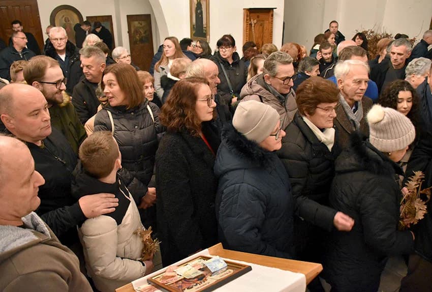 PRAVOSLAVNI VJERNICI SLAVE BADNJE VEČER I BOŽIĆ: Zapaljen badnjak u hramu Svetog Georgija u Požegi