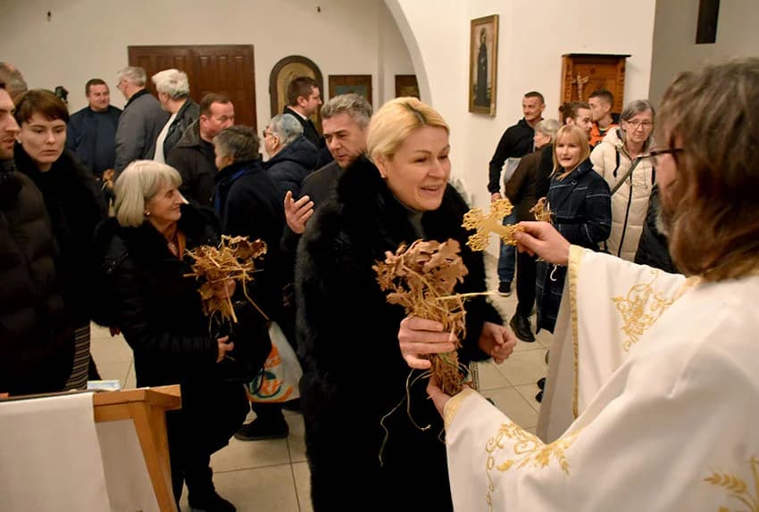PRAVOSLAVNI VJERNICI SLAVE BADNJE VEČER I BOŽIĆ: Zapaljen badnjak u hramu Svetog Georgija u Požegi